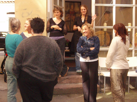 Elever fra �rgang 2006-7 - i g�rden ved "Det Mystiske Hus" p� N�rrebro....